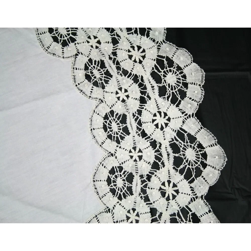 Vintage Torchon Cluny Bobbin Lace Table Topper / Centerpiece 32 Inch